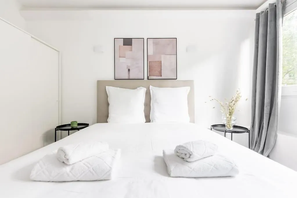 Ensoleille Buttes Chaumont -iv Apartment Paris