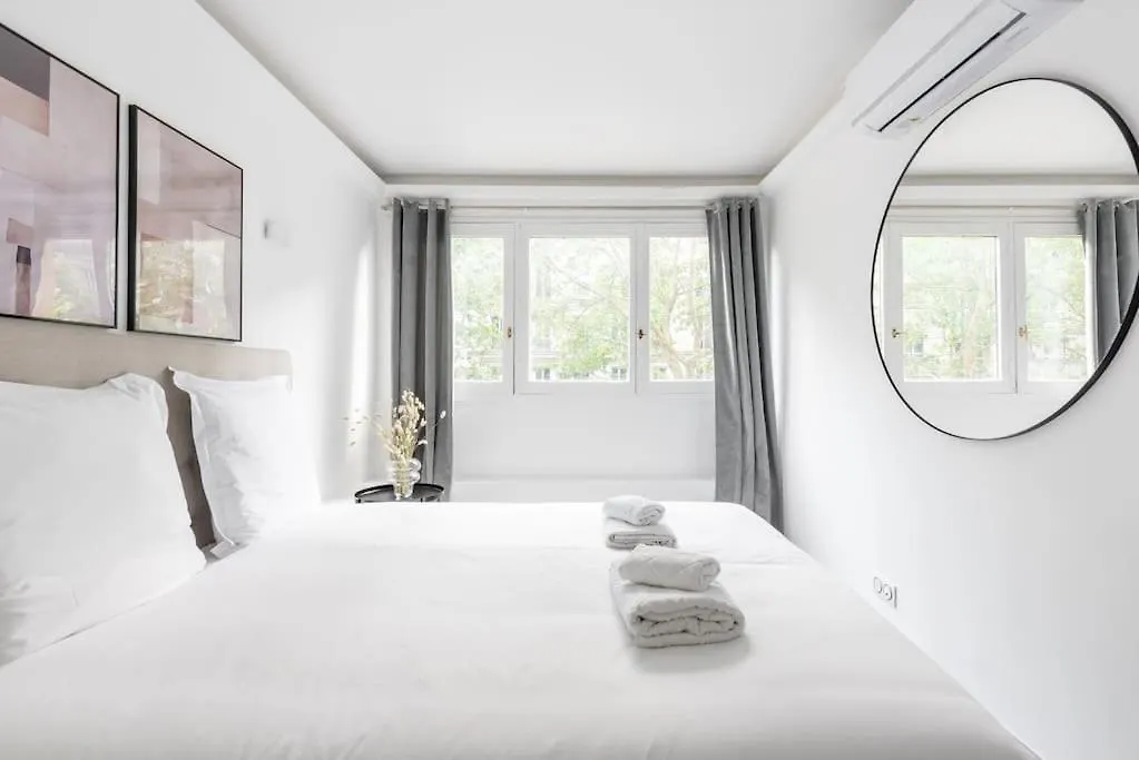 Ensoleille Buttes Chaumont -iv Apartment